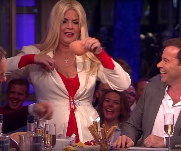 Videosnack: Irene Moors ontroert Carlo Boszhard als Kim Holland in RTL Late Night