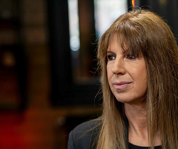 Natascha van Weezel spreekt in de eerste aflevering van Oorlog is Erfelijk met Isa Hoes & Evgeniy Levchenko