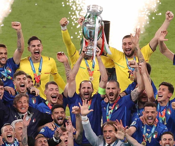 De TV van gisteren: EK Finale scoort de pannen van het dak