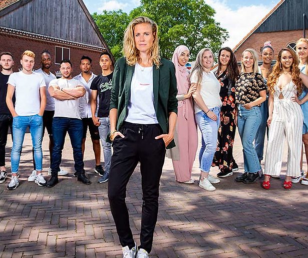 Sophie Hillbrand draait mannen- en vrouwenrollen om in It's a Man's World 