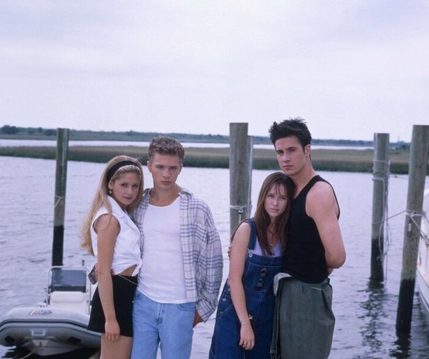 Sarah Michelle Gellar en haar vrienden worden gestalkt in I Know What You Did Last Summer