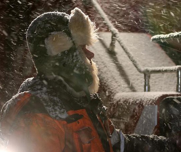 Chauffeurs in de problemen in Ice road rescue