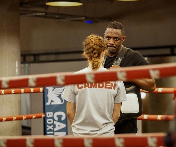 Idris Elba werpt zich op als leraar in Idris Elba's Fight School