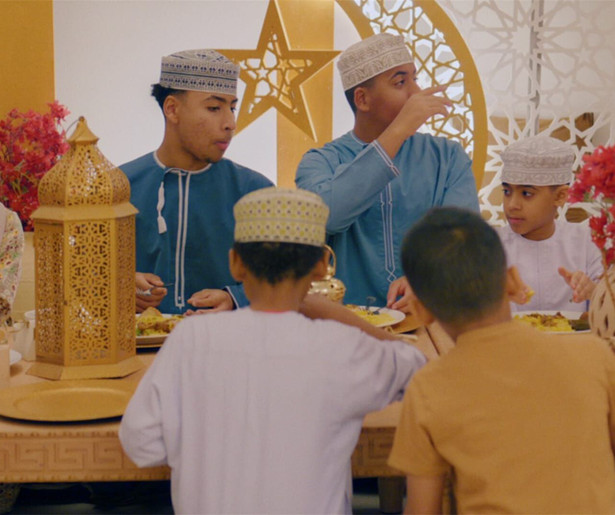 Hassnae Bouazza reist de wereld over voor de nieuwe serie Iftar around the World