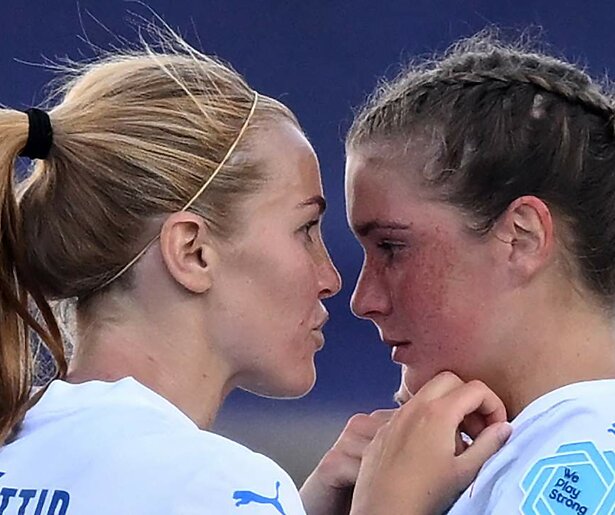 IJsland en Finland trappen het EK Voetbal voor vrouwen officieel af