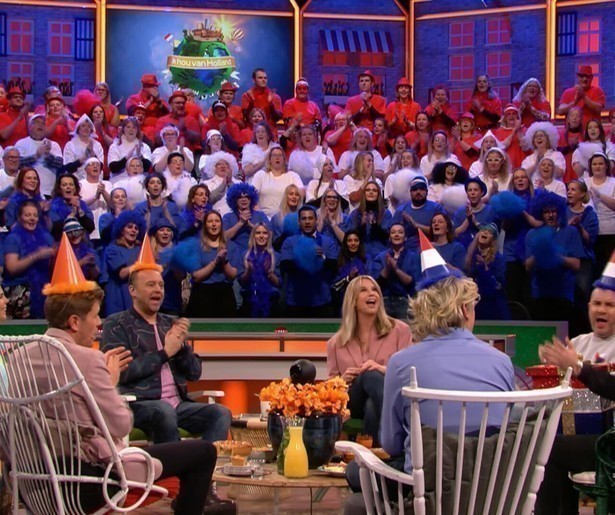 Jaap Reesema en Kim Kötter staan lijnrecht tegenover elkaar in Ik Hou van Holland