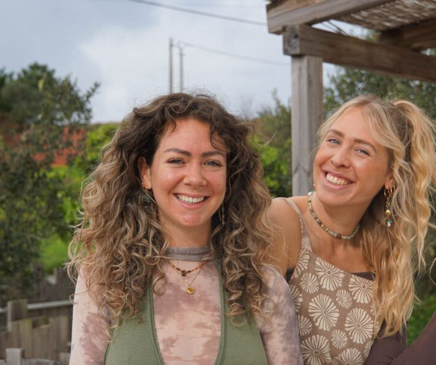 Nienke en Lysanne vertrekken vol goede moed naar Portugal in Ik Vertrek