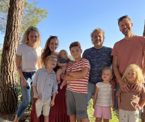 Gezinnen bezoeken elkaar in het zonnige zuiden in Ik Vertrek: Even Weg