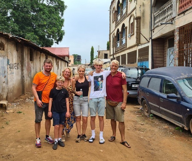 Ik Vertrek: Even Weg reist af naar Gambia en Frankrijk in deze herhaling op NPO3