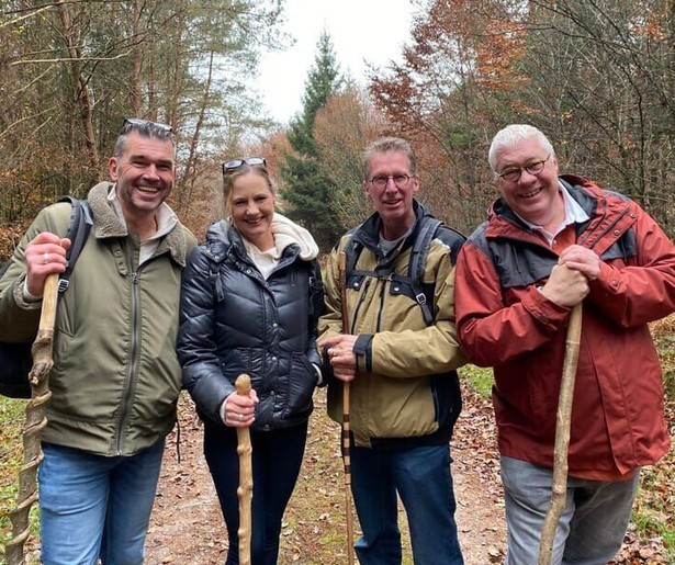 Rudolf en René krijgen bezoek van Ronald en Janine in herhaling Ik Vertrek: Even Weg