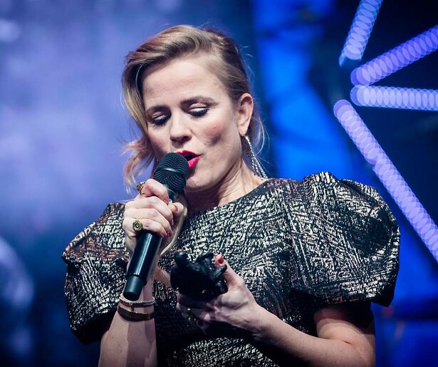 Ilse DeLange brengt een ode aan de slachtoffers van MH17 tijdens NOS MH17 Muziek als Troost