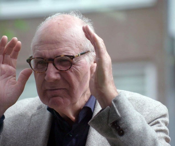 Philip Freriks gaat in gesprek met diverse demonstranten in In de Voetsporen van de Jaren 70