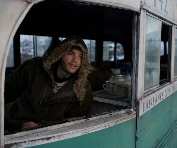 Emile Hirsch trekt in Into the Wild met zijn rugzak en oude autootje de wijde wereld in 