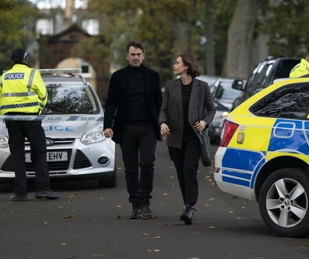 Ray en Amanda buigen zich over de oudejaarsavond van 1992 in Irvine Welsh's Crime