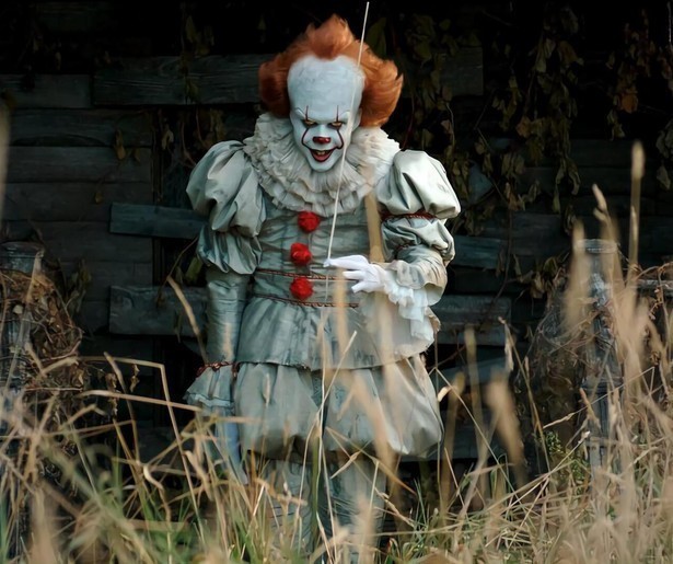 De creepy clown van Stephen King komt tot leven in It