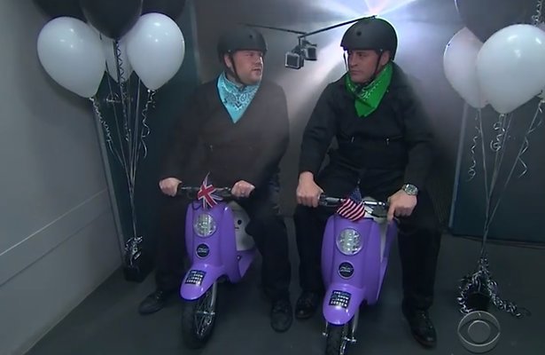 Videosnack: James Corden racet tegen Matt LeBlanc op speelgoedscooters