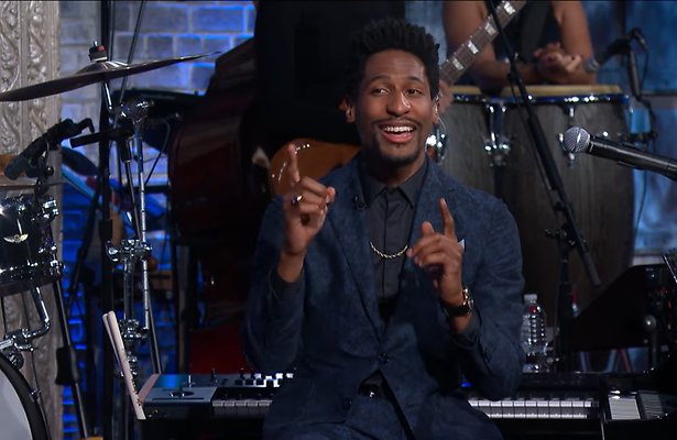 Videosnack: Jon Batiste zingt Game of Thrones samenvatting