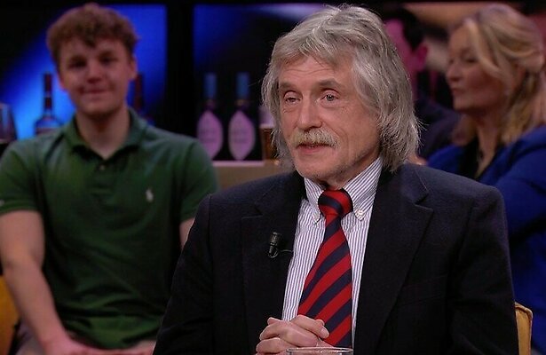 Johan Derksen durft het weer aan: hilariteit om pikante anekdote