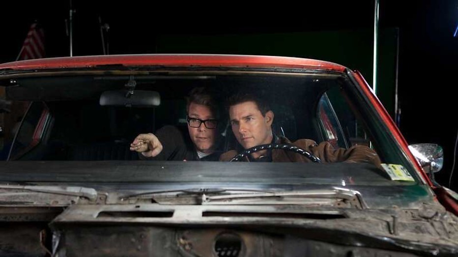 Tom Cruise duikt op uit het niets Tom Cruise duikt op uit het niets
