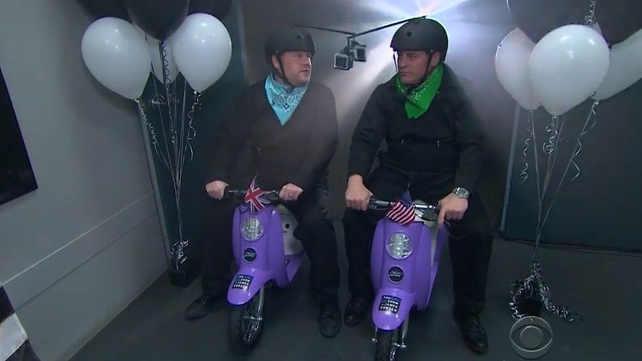 Videosnack: James Corden racet tegen Matt LeBlanc op speelgoedscooters