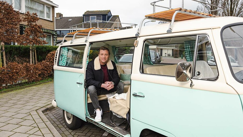 Jan Versteegh presenteert Kinderen Kopen Een Huis. Jan Versteegh presenteert Kinderen Kopen Een Huis.