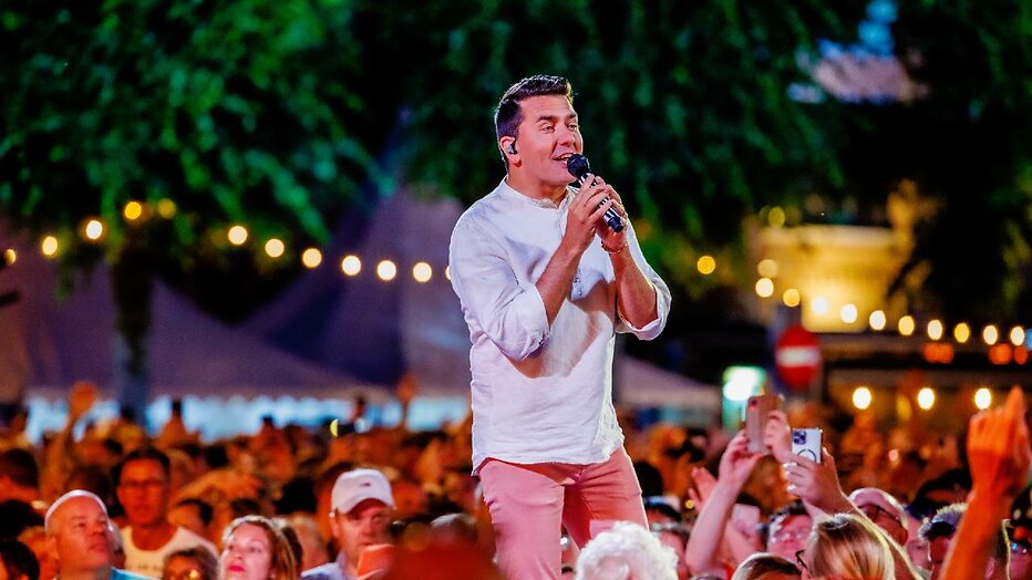 Jan Smit tijdens Sterren Muziekfeest op het Plein in Uden (2023)
