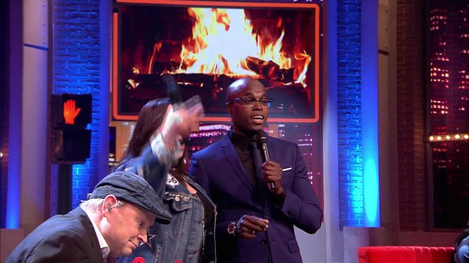 Videosnack: Jandino Asporaat verrast met zijn zangkwaliteiten Videosnack: Jandino Asporaat verrast met zijn zangkwaliteiten