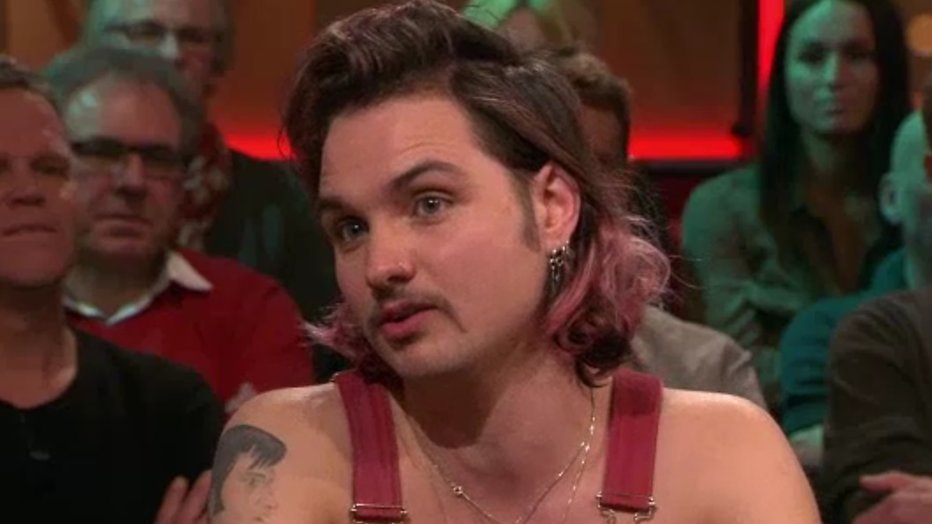 Jett Rebel en z'n tuinbroek bij DWDD