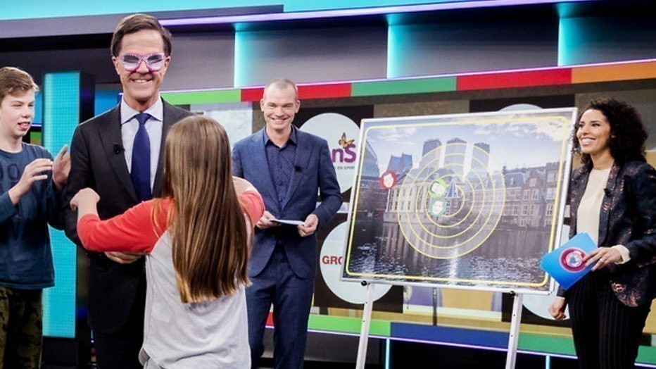 Valsspelen en lachen met lijsttrekkers in het Jeugdjournaal Valsspelen en lachen met lijsttrekkers in het Jeugdjournaal