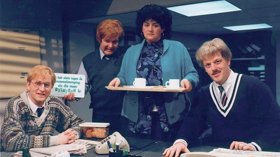Jos, Edgar, hun collega Storm en de secretaresse Juffrouw Jannie op de financiële administratie. Jos, Edgar, hun collega Storm en de secretaresse Juffrouw Jannie op de financiële administratie.