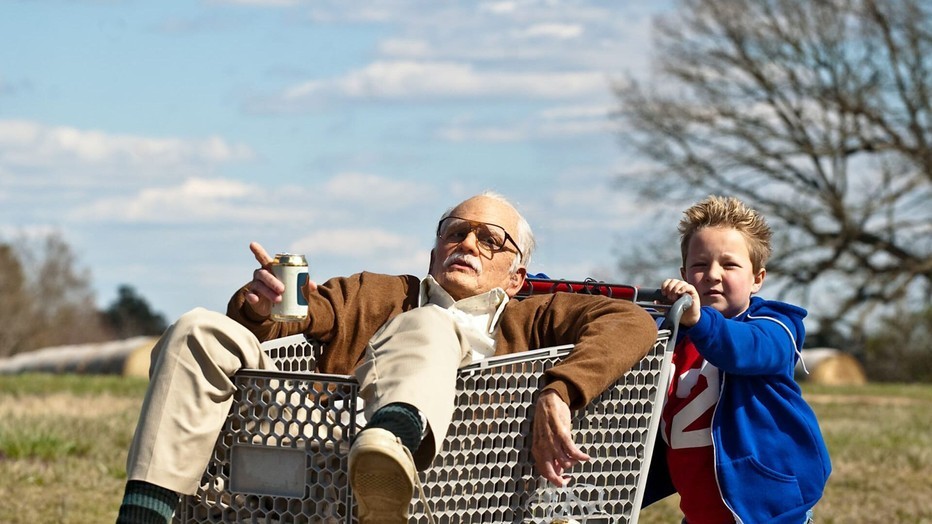 Johnny Knoxville en Jackson Nicoll in Jackass Presents: Bad Grandpa