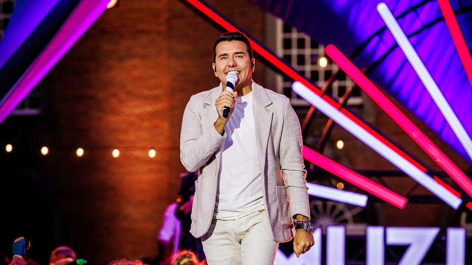 Jan Smit als presentator van Muziekfeest op het Plein.