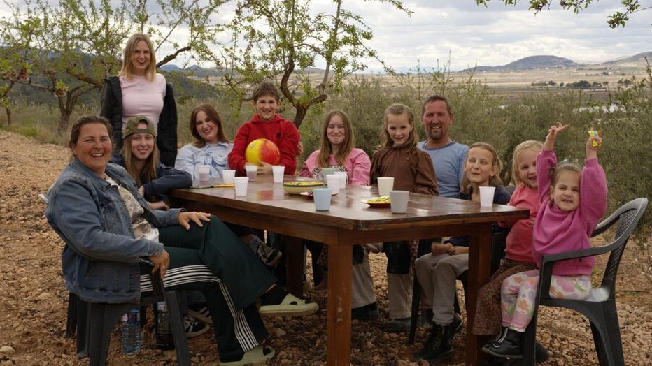 De complete familie Jelies in Jelies & Gnodde: Grote Gezinnen Emigreren De complete familie Jelies in Jelies & Gnodde: Grote Gezinnen Emigreren