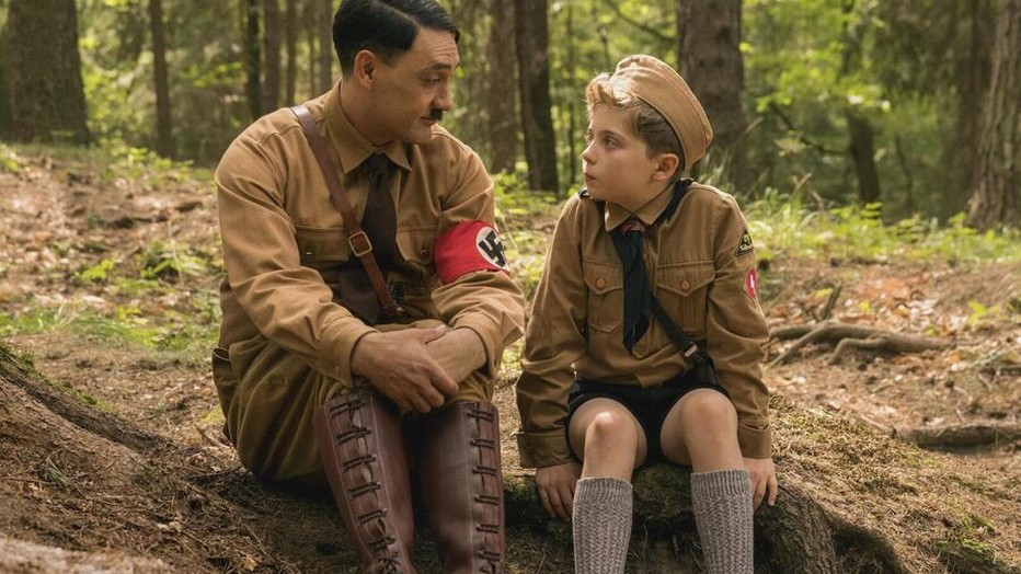 Taika Waititi en Roman Griffin Davis in Jojo Rabbit