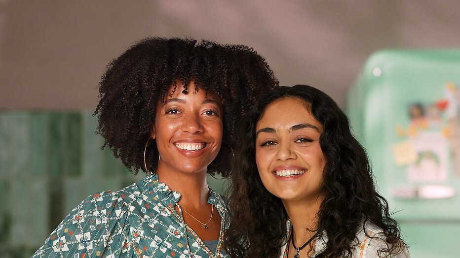 Joy Delima (Moon) en Selin Akkulak (Su) in Een Grote Familie