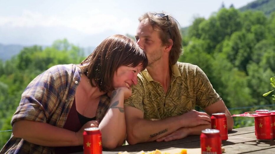 Judith en Bart zijn nog steeds gelukkig samen. Judith en Bart zijn nog steeds gelukkig samen.