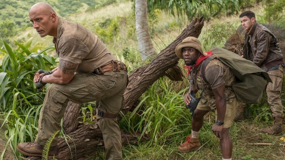 Dwayne Johnson, Kevin Hart en Nick Jonas in Jumanji: Welcome to the Jungle