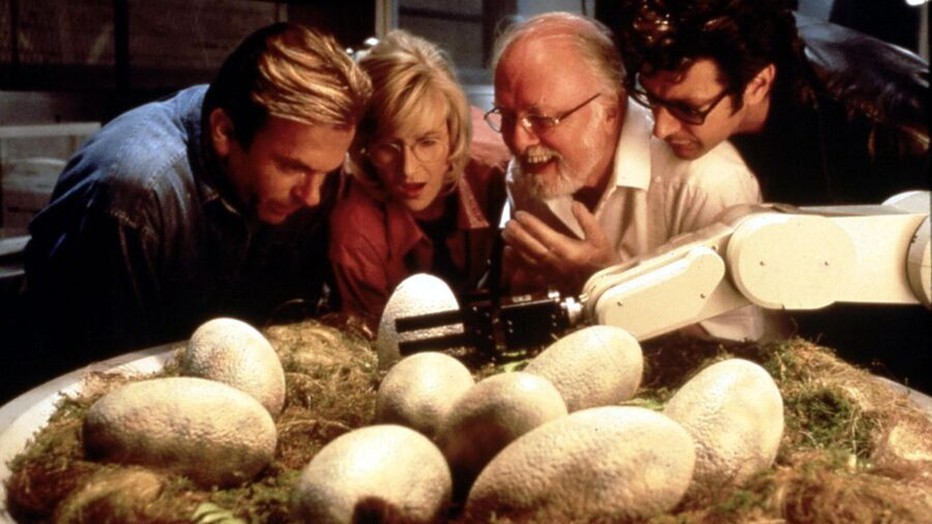 Sam Neill, Laura Dern, Richard Attenborough en Jeff Goldblum in Jurassic Park Sam Neill, Laura Dern, Richard Attenborough en Jeff Goldblum in Jurassic Park