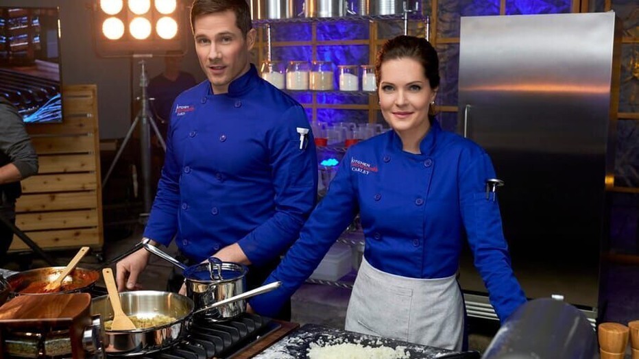 Meghann Fahy en Luke Macfarlane in Just Add Romance