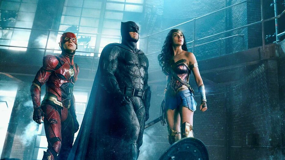 Ezra Miller, Ben Affleck en Gal Gadot in Justice League