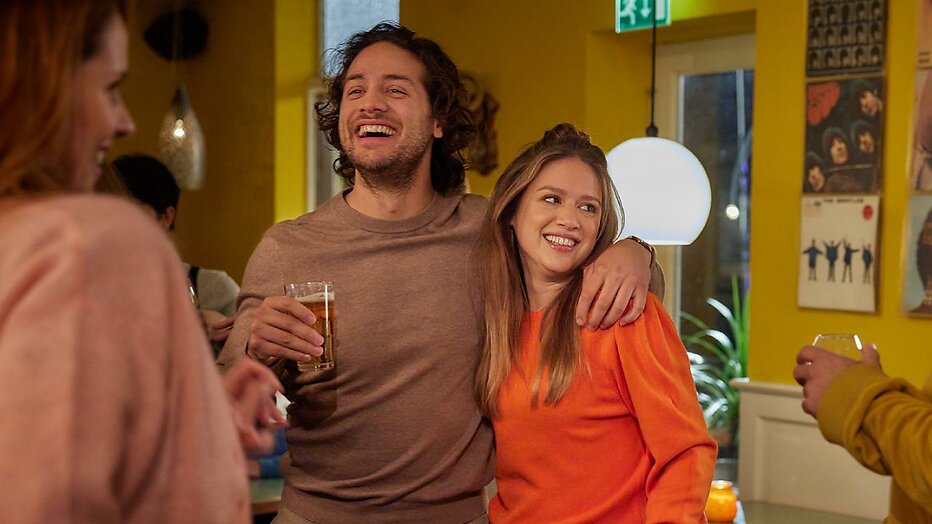 Juvat Westendorp en Jamie Grant in Happy Single