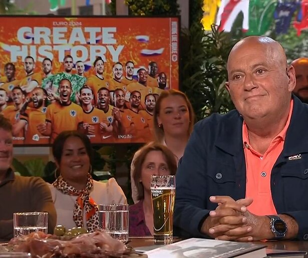 Jack van Gelder laat een traantje om het Nederlands Elftal