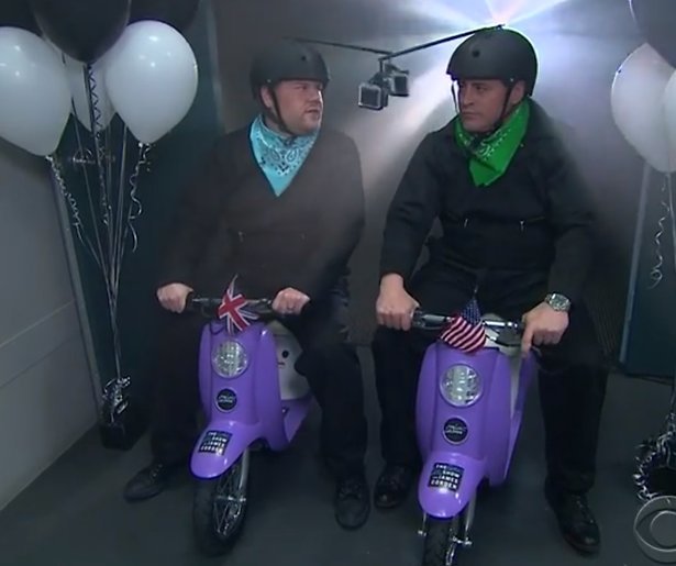 Videosnack: James Corden racet tegen Matt LeBlanc op speelgoedscooters