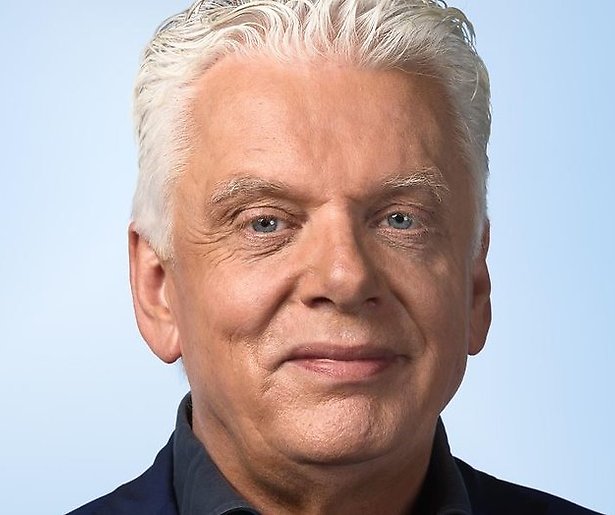 Jan Slagter draagt eerste gedicht Candlelight voor