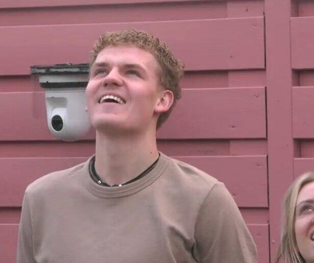 Big Brother-fans steken Jason hart onder de riem met vliegtuigje