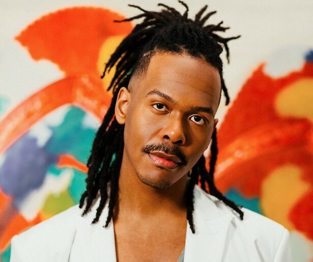 Jeangu Macrooy deelt tijdens Songfestival de punten uit namens Nederland