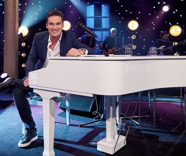 Jeroen van der Boom zingt samen met gasten songfestivalliedjes in nieuw programma