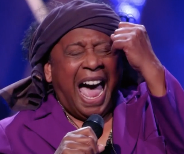 Videosnack: Jimi (69) blaast jury omver in The Voice Senior