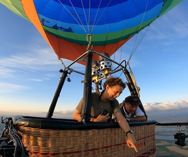 Jochem Myjer vliegt in een luchtballon over Nederland: 'Dat terwijl ik hoogtevrees heb'