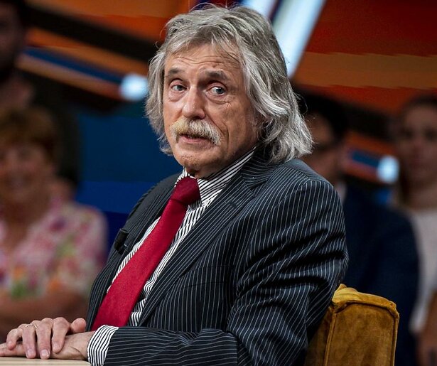 Kijkers spotten Johan Derksen-lookalike bij kroning Charles